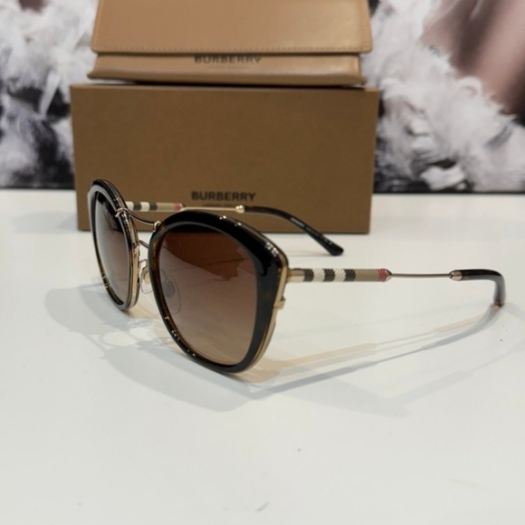 Auth Burberry Cat Eye Sunglasses/ Gorgeous 😍 BNWT - Picture 2 of 7
